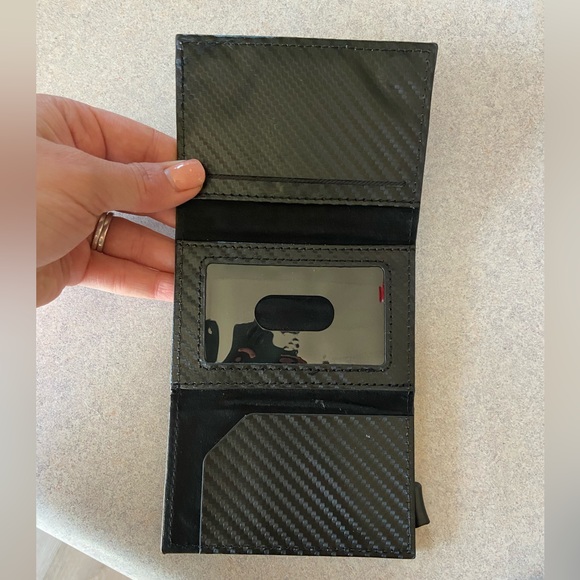 Carbon RFID sleek wallet with apple air tag holder - Picture 4 of 4